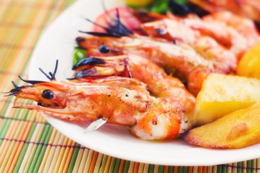 Fırında patates (seçici odak bir tarafı ile karides şiş)