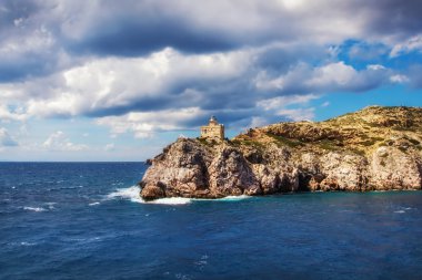rocky Ege kıyısında deniz feneri