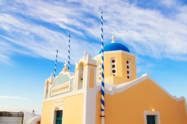 Mały żółty Kościół w zachód słońca, oia santorini — Zdjęcie stockowe