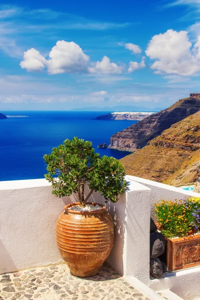 Szczegóły w miejscowości fira, santorini, Grecja (widok na kalderę w tle) — Zdjęcie stockowe