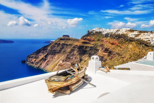 Dekorativa båt i fira by på Santoriniön, Grekland — Stockfoto