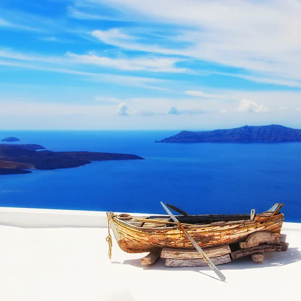 Santorini Island, Yunanistan fira köyde dekoratif tekne — Stok fotoğraf