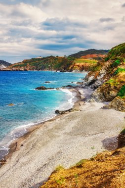 bulutlu bir günde skiathos Island tenha bir sahilde HDR görüntüsü