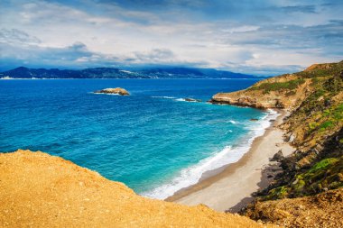 bulutlu bir günde skiathos Island tenha bir sahilde HDR görüntüsü