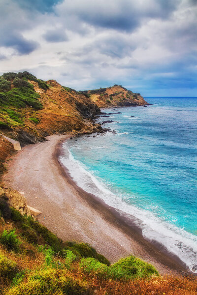 HDR изображение уединенного пляжа на острове Скиатос в пасмурный день
