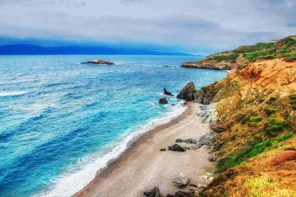 HDR-afbeelding van een afgelegen strand op skiathos eiland op een bewolkte dag — Stockfoto