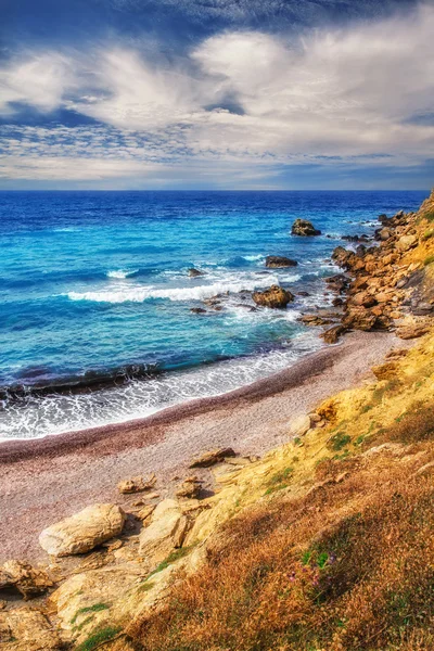 Immagine HDR di una spiaggia isolata sull'isola di Skiathos in una giornata nuvolosa — Foto Stock