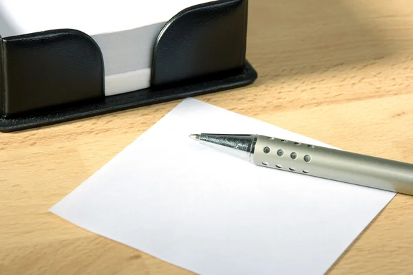 Papier en een pen — Stockfoto