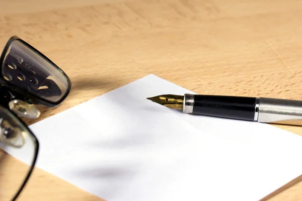 Бумага и ручка — стоковое фото