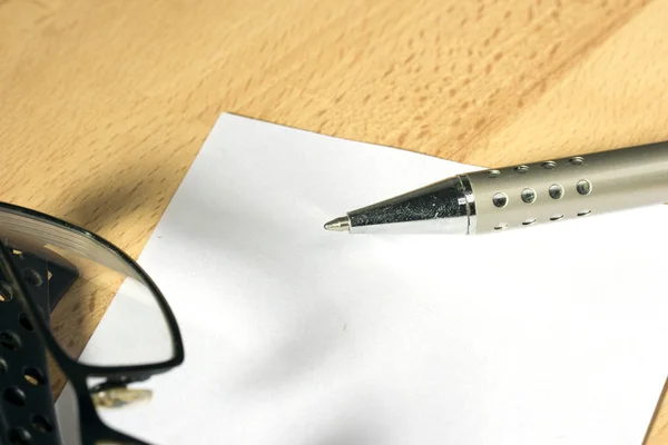 Papier en een pen — Stockfoto