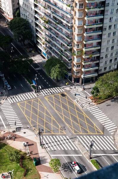 Crossing streets in sao paulo — Stock Photo, Image