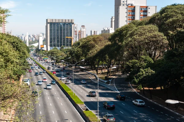 Avenida de tráfico ciudad sao paulo — Foto de Stock