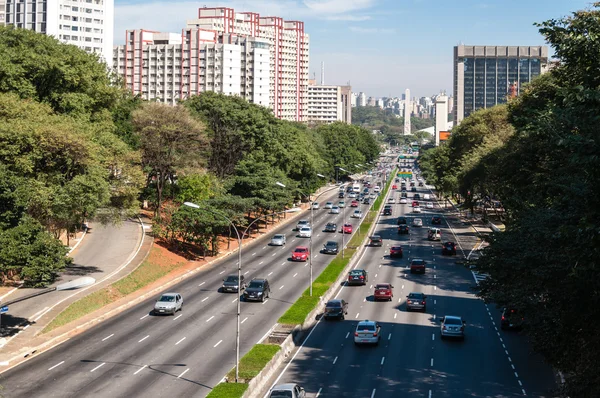 Avenida de tráfico ciudad sao paulo — Foto de Stock