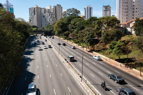 Avenida de tráfico ciudad sao paulo — Foto de Stock