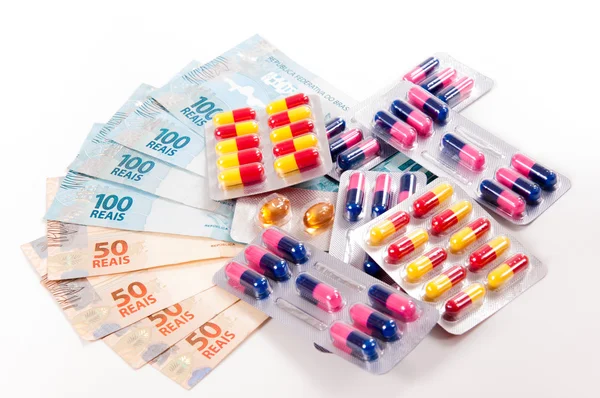 Tabletter, kapslar och brasilianska valutan — Stockfoto