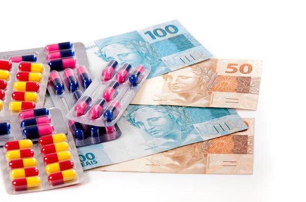 Pillen, Kapseln und brasilianische Währung — Stockfoto
