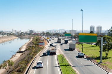 avenue da araçların trafik