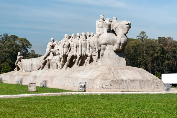 Bandeirasin muistomerkki Sao Paulo Brasilia — kuvapankkivalokuva