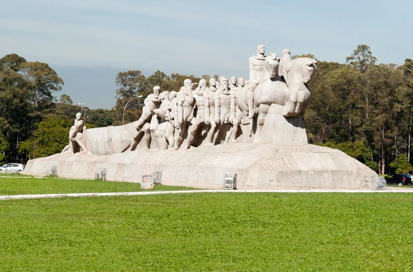 Bandeirasin muistomerkki Sao Paulo Brasilia — kuvapankkivalokuva