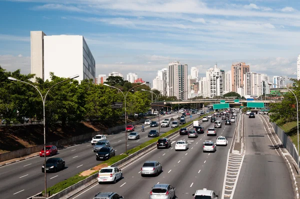 Avenida de tráfico ciudad sao paulo —  Fotos de Stock