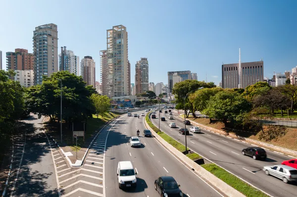 Avenida de tráfico ciudad sao paulo — Foto de Stock