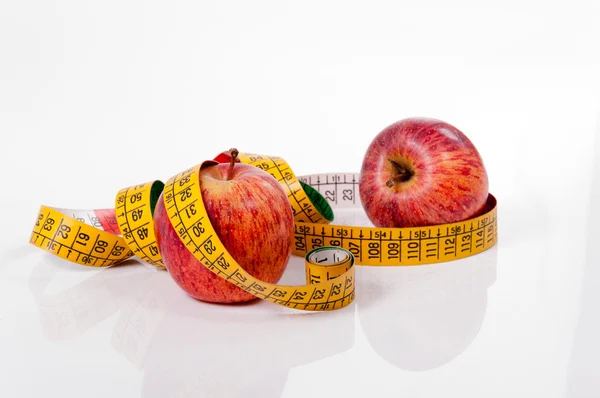 Tape measure and red apple — Stock Photo, Image