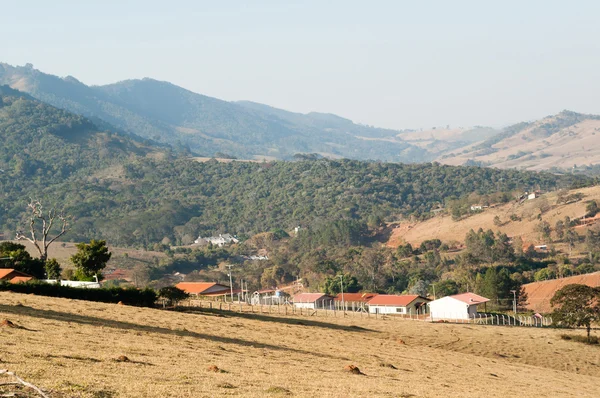 Valle entre las montañas —  Fotos de Stock