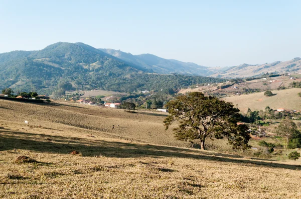 Valle tra le montagne — Foto Stock