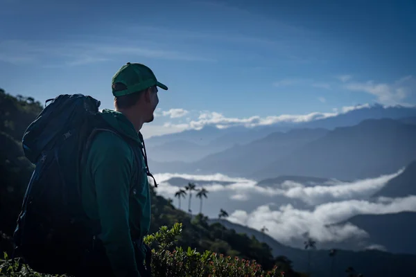 Hombre con mochila mirando la vista de la montaña. Concepto de viaje y aventura. — Foto de Stock