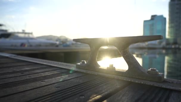 Gros plan de taquet métallique vide sur un pont de yacht gros plan pendant le coucher du soleil — Video