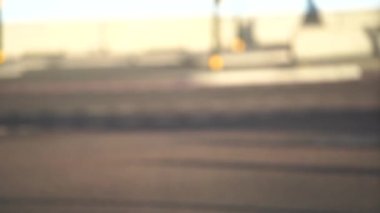 Bisiklet, araba ve scooter kullanan bulanık insanların yavaş çekim videosu. Şehir hayatı ve ulaşım kavramı