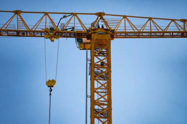 Mavi gökyüzü arkaplanındaki inşaat vinci kapat