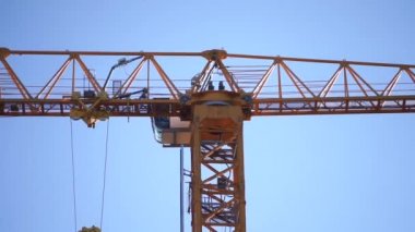 Mavi gökyüzü arkaplanındaki inşaat vinci kapat