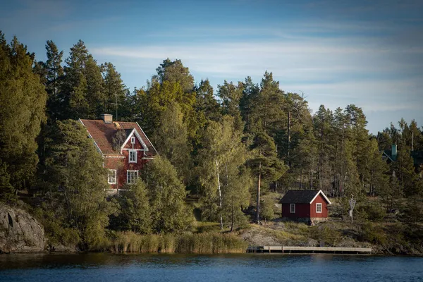Ancienne maison d'été traditionnelle de pêcheur rouge en Suède. contexte scandinave — Photo