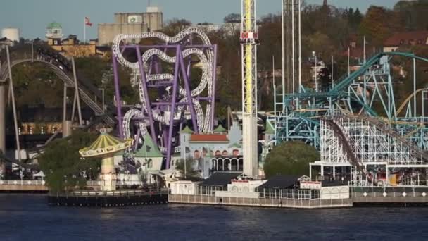 Park rozrywki Gröna Lund na wyspie Djurgarden w Sztokholmie, Szwecja — Wideo stockowe