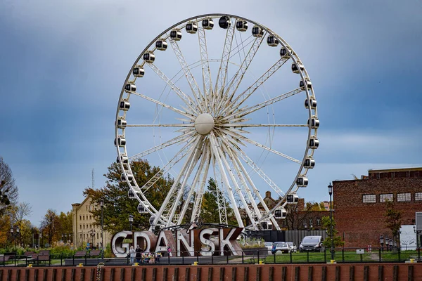GDANSK, POLÓNIA - 21 de novembro de 2021: Roda gigante na margem do rio Moltawa em Gdansk, Polônia — Fotografia de Stock