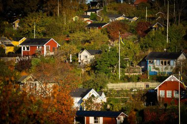 İsveç. Birçok Güzel Kırmızı ve Sarı İsveç Tahta Kulübeleri .