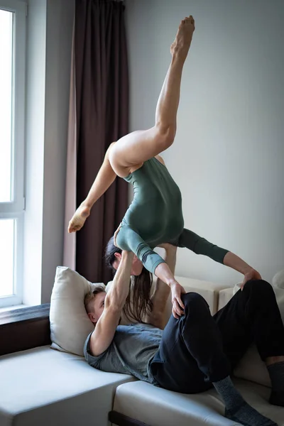 Couple romantique faisant acrobatie tour dans la chambre. Concept de sexe, relation et romance — Photo