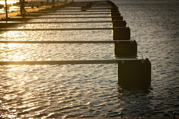 Muitos píeres flutuantes vazios para lancha e veleiro no pôr do sol. — Fotografia de Stock