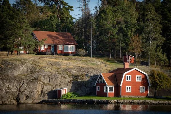 スウェーデンの古い伝統的な赤い漁師の夏の家。スキャンディナヴィアの背景 — ストック写真