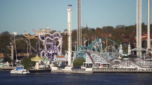 Parco divertimenti Grona Lund sull'isola di Djurgarden a Stoccolma, Svezia — Video Stock