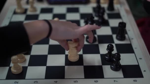 Torneio de xadrez em andamento. Conceito de estratégico e inteligência — Vídeo de Stock