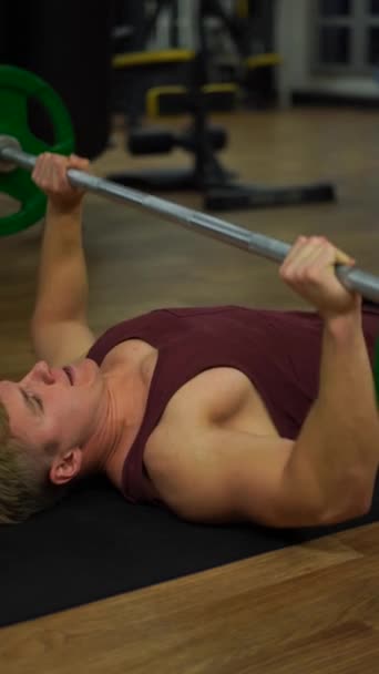 Musclé bodybuilder gars faire des exercices en gymnase. Concept de désir, la volonté et le potentiel. 4k Plan vertical — Video
