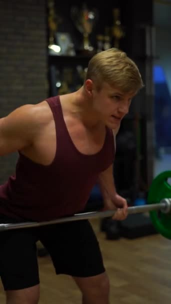 Μυώδης bodybuilder τύπος κάνει ασκήσεις στο γυμναστήριο.Έννοια της επιθυμίας, θέληση και δυνατότητες. 4k Κάθετη βολή — Αρχείο Βίντεο