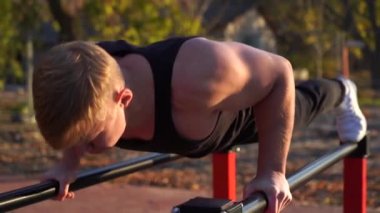 Gün batımında dışarıda spor yapan kaslı bir adam. İrade, motivasyon ve tutku kavramı