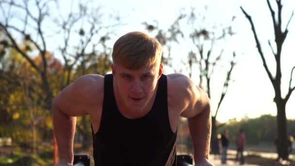 Muskelkräftiger Mann bei Calisthenics im Freien während des Sonnenuntergangs. gesunder Lebensstil und Trainingskonzept — Stockvideo