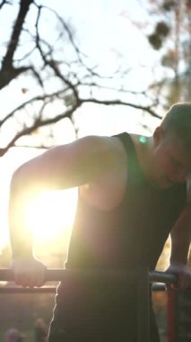 Gün batımında dışarıda spor yapan kaslı bir adam. İrade, motivasyon ve tutku kavramı