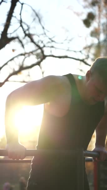 日落时分，肌肉男在室外做健美操。意志力、动力和激情的概念 — 图库视频影像