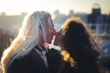 Gün batımında romantik genç bir çiftin silueti. Duygular, aşk ve arzu kavramı 