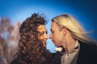  Mavi gökyüzü geçmişinde romantik genç bir çift. Duygular, aşk ve tarih kavramı 